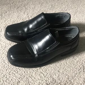 Boys slip on dress shoes sz 2